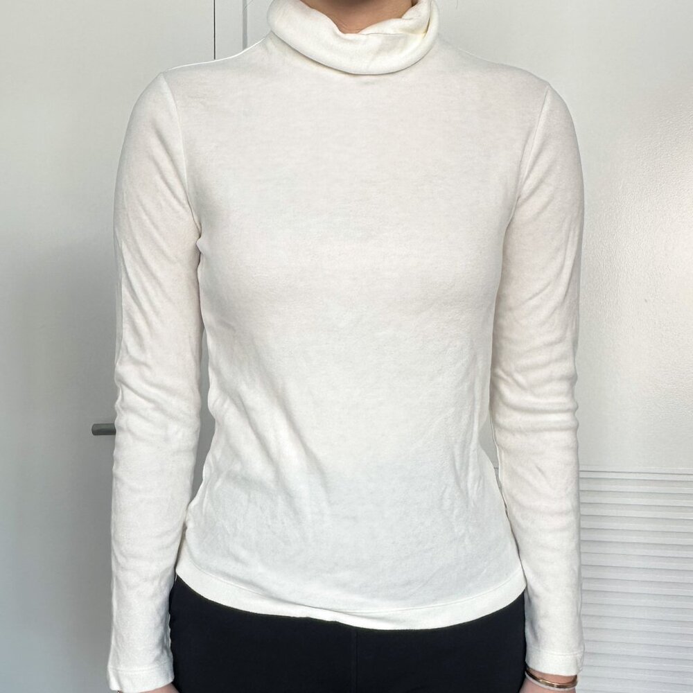 Fuzzy Turtleneck in white — size XS